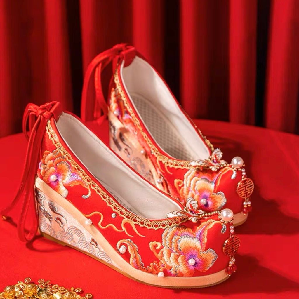 Chinese wedding shoes Cut Out Stock Images & Pictures - Alamy